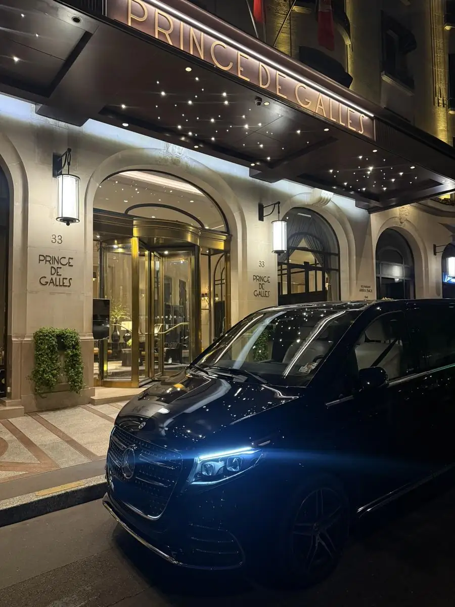 Mercedes Classe V avec chauffeur devant un palace parisien
